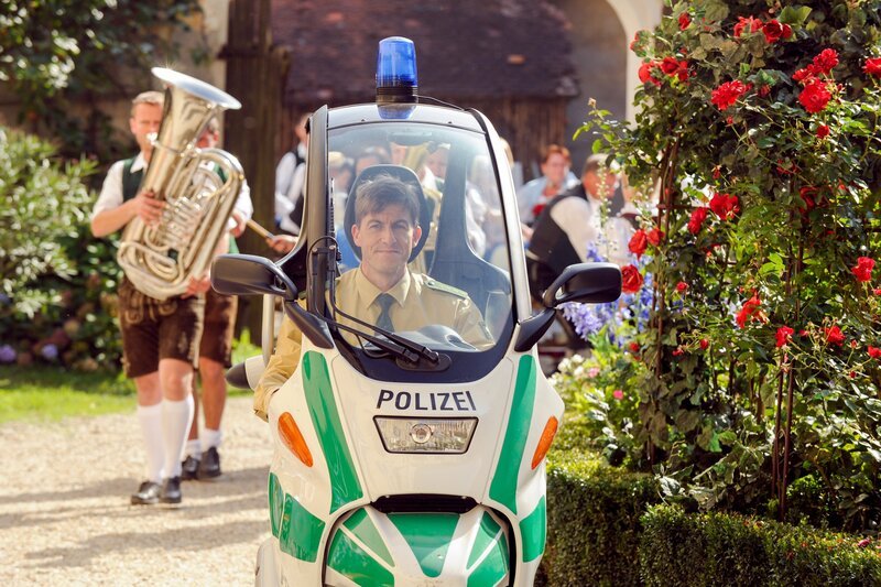 Großes Maibaumfest: Meier (Lars Weström) geleitet den zweiten Maibaum in den Klosterhof. – Bild: ORF 2
