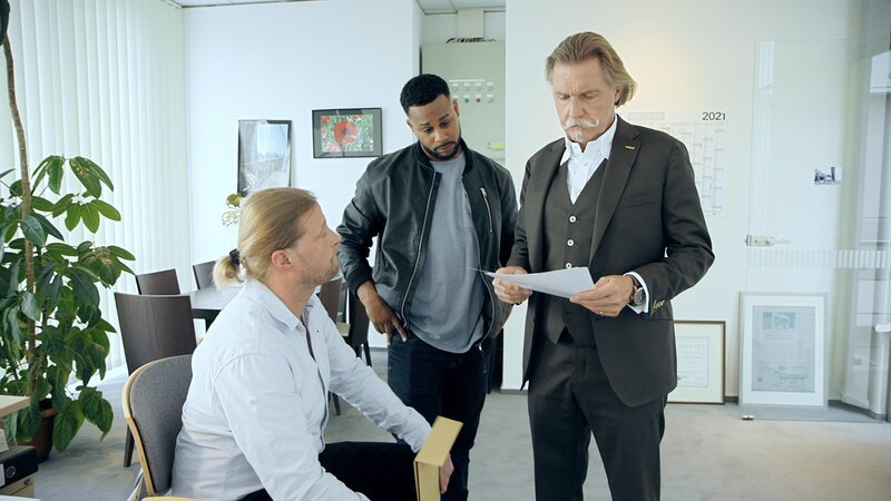Ben Handke (2.v.l.); Ingo Lenßen (r.) – Bild: Sat.1
