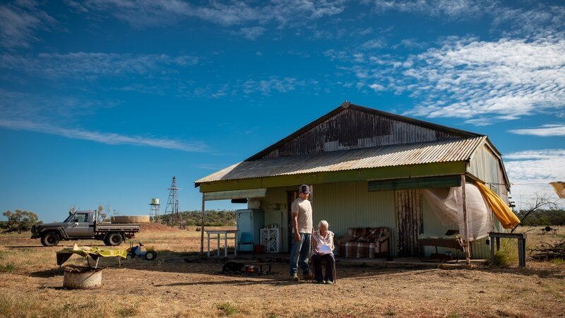 Dass mitten in den indigenen Gebieten von Queensland ein US-amerikanischer Militärstützpunkt errichtet werden soll, stößt bei den Landbesitzern zunächst auf Ablehnung. Tom (Aaron Pedersen, li.) hilft dabei, ihnen den Kompromiss von Alex nahezubringen. – Bild: John Platt Photography