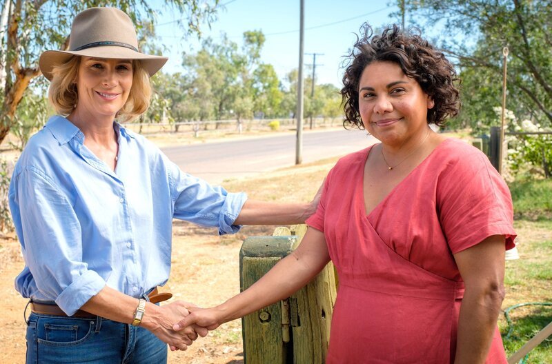Die australische Premierministerin Rachel Anderson (Rachel Griffiths, li.) scheut keine Mühe, um Alex Irving (Deborah Mailman, re.) in den Senat zu holen. Dass sie dafür höchstpersönlich nach Winton reist, überzeugt Alex schließlich. – Bild: John Platt Photography