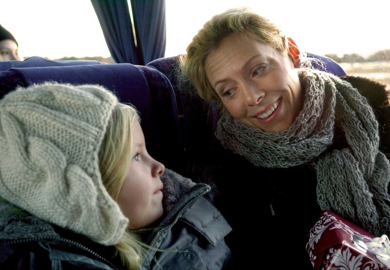 Maria (Eva Röse) ist mit ihrer Tochter Linda (Matilda Wännström) unterwegs. – Bild: ARD Degeto/​Eyeworks Film Gemini/​Calle Persson