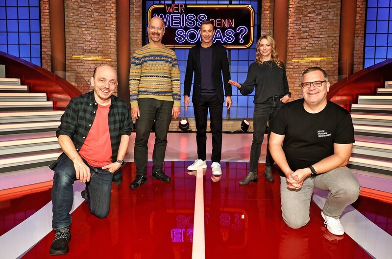 Moderator Kai Pflaume (M.) und seine Rateteam-Kapitäne Bernhard Hoëcker (l.) und Elton (r.) begrüßen in dieser Sendung den Schauspieler Christoph Maria Herbst (2.v.l.) und die Schauspielerin Diana Staehly (2.v.r.). – Bild: ARD/​Morris Mac Matzen
