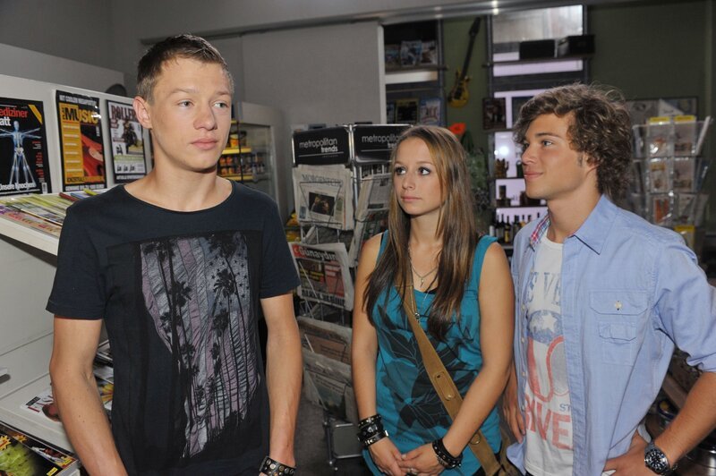 Vince (Vincent Krüger, li.) ist froh, dass er auf der Party von Tanja (Senta-Sofia Delliponti) und Zacharias (Jascha Rust) etwas Abwechslung bekommt. – Bild: RTL