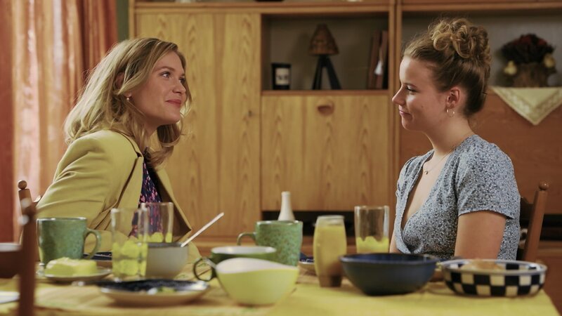Person: Laura Lippmann als Frieda Meisner; Natascha Weitzendorf als Pippa Meisner; – Bild: Joyn