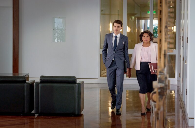 Da die Regierung einen US-Militärstützpunkt in den Aborigine-Gebieten von Queensland plant, versuchen Jonathan (Harry Richardson) und Alex (Deborah Mailman) die Oberhäupter der indigenen Gemeinschaften an den Verhandlungstisch zu bringen. – Bild: John Platt Photography