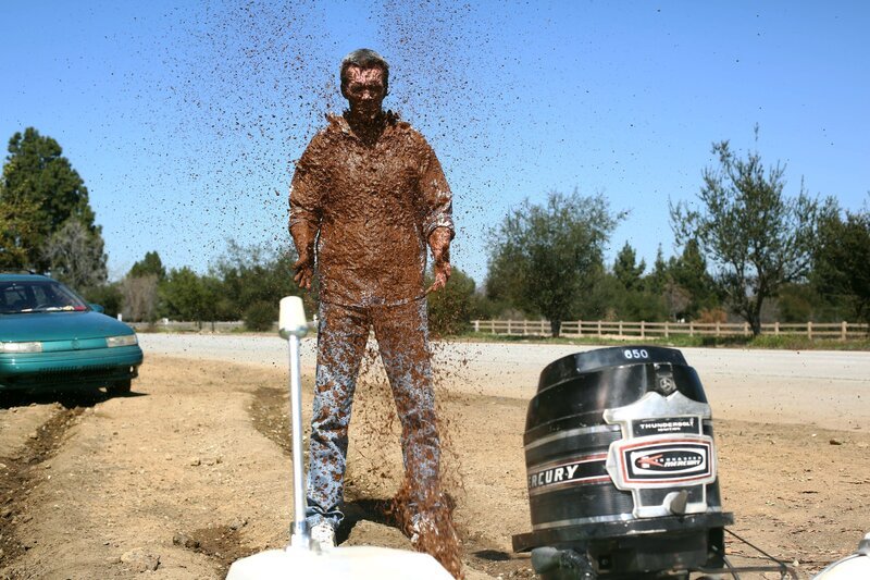 Mikes (Neil Flynn) und Axls Angeltrip endet im Desaster … – Bild: Warner Brothers