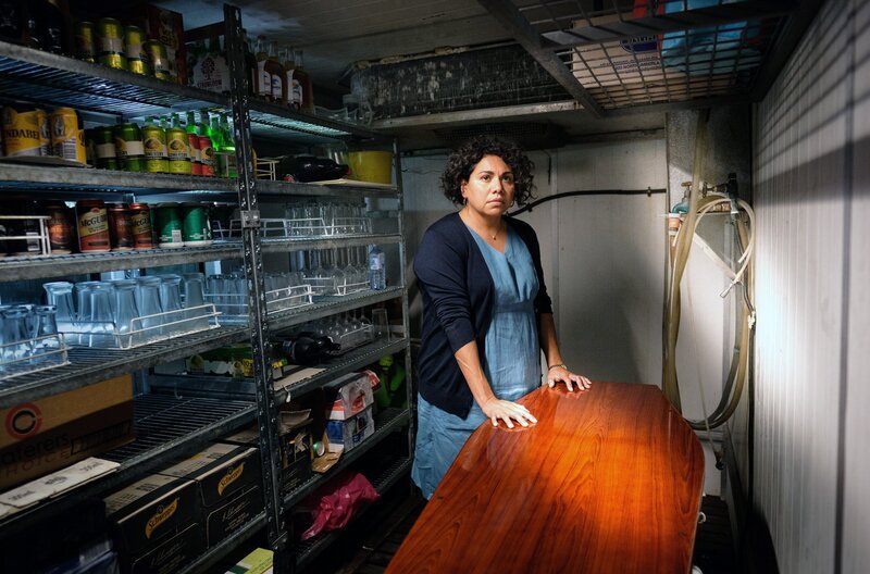 Die Trauer um ihre Mutter gibt Alex (Deborah Mailman) keine Schonfrist. Im Pub von Winton, wo der Sarg ihrer Mutter aufbewahrt wird, muss Alex sich der Wut der Landbesitzer stellen. – Bild: John Platt Photography