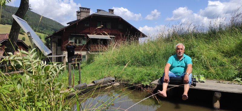 Der Künstler Karl Pletter und Nachbar vor Heimito von Doderers Sommersitz dem Riegelhof in Prein an der Rax. – Bild: ORF/​Satel Film/​Manfred Hoschek