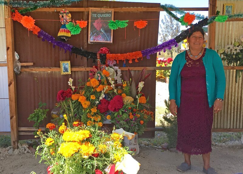 Juana Martinez am geschmückten Grab ihres Mannes Elisio, der am Dia de los Muertos, dem Tag des Todes – einem der wichtigsten Feiertage in Mexiko – geehrt wird. – Bild: BR/​SWR