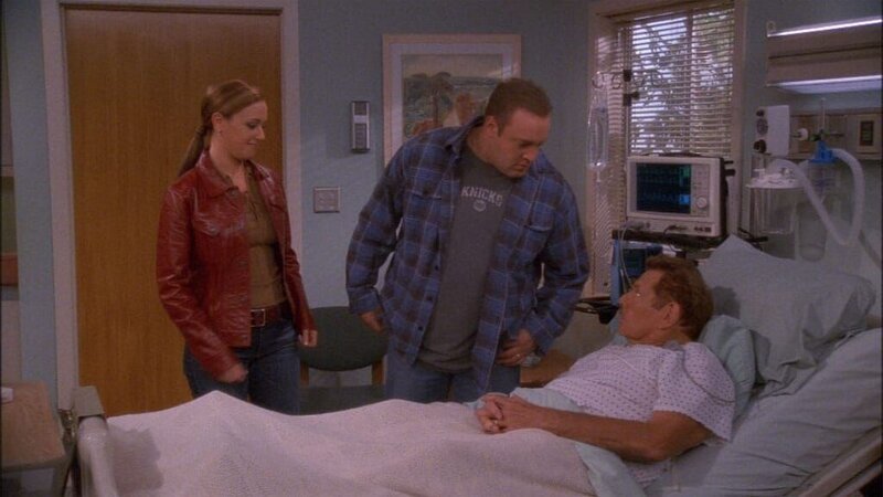 Doug (Kevin James) und Carrie (Leah Remini) besuchen Arthur (Jerry Stiller) im Krankenhaus … – Bild: RTL II