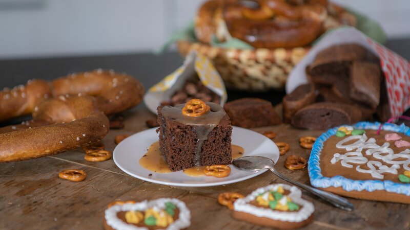 Sein eigenes Volksfest feiern. Wann immer man gerade Lust hat. Dahoam. Mit all den typischen Wiesn-Schmankerl, von denen man oft denkt, die kann man bloß kaufen: Magenbrot, gebrannte Mandeln, Riesen-Brezn und das eigene Lebkuchenherz. Mit bunter Zuckerschrift! – Bild: André Goerschel/BR Sein eigenes Volksfest feiern. Wann immer man gerade Lust hat. Dahoam. Mit all den typischen Wiesn-Schmankerl, von denen man oft denkt, die kann man bloß kaufen: Magenbrot, gebrannte Mandeln, Riesen-Brezn und das eigene Lebkuchenherz. Mit bunter Zuckerschrift! – Bild: André Goerschel/BR