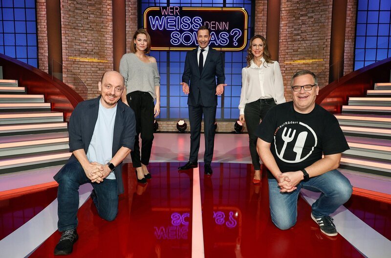 Moderator Kai Pflaume (M.) und seine Rateteam-Kapitäne Bernhard Hoëcker (l.) und Elton (r.) begrüßen in dieser Sendung die Schauspielerin Jessica Ginkel (2.v.l.) und die Schauspielerin Anneke Kim Sarnau (2.v.r.). – Bild: ARD/​Morris Mac Matzen
