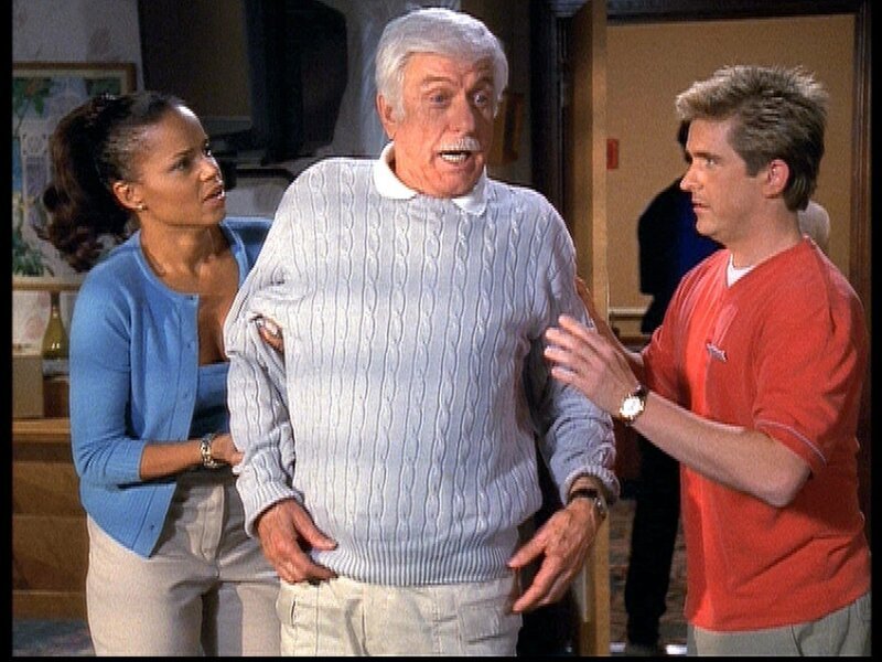Amanda (Victoria Rowell, l.) und Jesse (Charlie Schlatter, r.) kümmern sich um Mark (Dick Van Dyke, M.), der nach dem Anschlag noch neben sich steht. – Bild: Sat.1 Gold