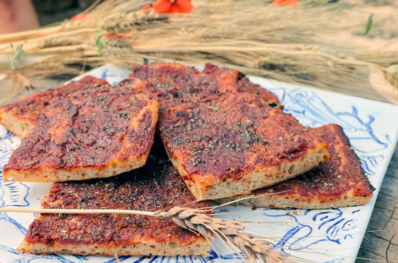 Pizza Usticese ist im Gegensatz zur neapolitanischen Variante einfacher und rustikaler – oft mit Tomatensoße Zwiebeln, Sardellen und kräftigem Käse. – Bild: Dieter Stürmer