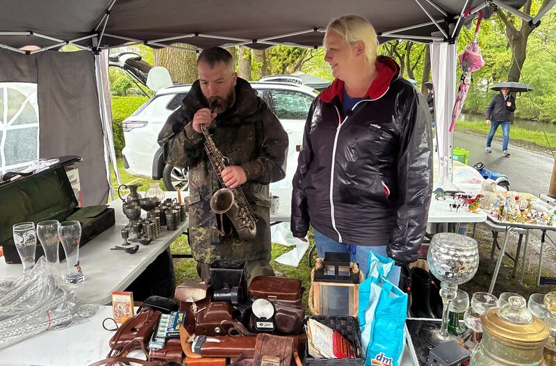 Das Saxophon ist Renates Schatz, den sie verkaufen will. – Bild: NDR Das Saxophon ist Renates Schatz, den sie verkaufen will. – Bild: NDR