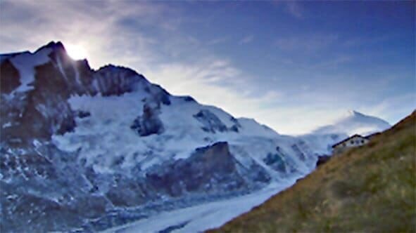 „Am Eisstrom des Großglockner“, In den Hochalpen gibt es nur wenige Orte, wo unberührte Natur und Zivilisation so dicht nebeneinander liegen wie am Großglockner. Seit die Hochalpenstraße gebaut wurde, fahren Jahr für Jahr zigtausende Touristen bequem mit dem Auto zum majestätischen Gipfel, an dessen Fuß die Pasterze liegt, Österreichs größter Gletscher, der Jahr für Jahr mehr an Masse verliert. Matti Bauer besucht Menschen, die am Rande des Gletschers wohnen: Bergführer, Nationalparkbetreuer, Wirte und Schafbauern.Jeder hat seine eigene Sicht von der Pasterze, die in früherer Zeit laut einer Legende schon einmal eine grüne Weide gewesen sein soll. Am Ufer des Eisstroms ist ein Film über Menschen, die am und vom Gletscher leben und sich um ihn sorgen. Keinem von ihnen ist das Schicksal der Pasterze gleichgültig. Aber ihre Interessen sind unterschiedlich, manchmal sogar gegensätzlich.  SENDUNG: ORF3 – MI – 09.12.2020⁠–⁠12:15 UHR. – Veroeffentlichung fuer Pressezwecke honorarfrei ausschliesslich im Zusammenhang mit oben genannter Sendung oder Veranstaltung des ORF bei Urhebernennung. – Bild: 3sat