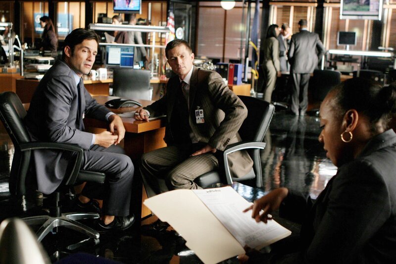 Enrique Murciano, Eric Close, Marianne Jean-Baptiste – Bild: PLURIMEDIA (Warner Bros)