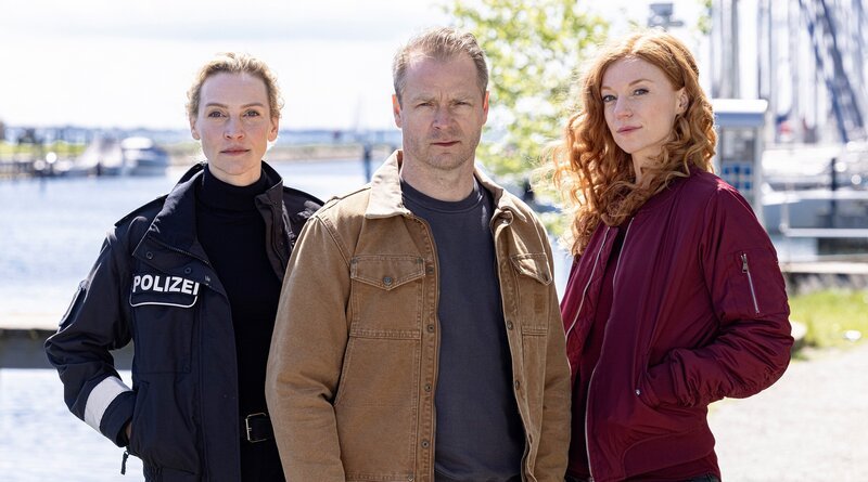 v.l.n.r.: Hannah Wagner (Jana Klinge), Hauke Jacobs (Hinnerk Schönemann), Jule Christiansen (Marleen Lohse) – Bild: ORF/​Degeto/​NDR/​Sandra Hoever