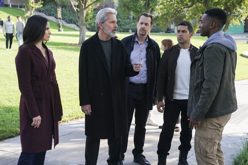 (v.l.n.r.) Jessica Knight (Katrina Law); Alden Parker (Gary Cole); Timothy McGee (Sean Murray); Nick Torres (Wilmer Valderrama); Logan Kennedy (Zachary Williams) – Bild: CBS Broadcasting, Inc. /​ Michael Yarish