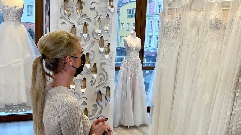 Das würde ich auch selbst gern tragen - Brautkleidunternehmerin kauft beim Hochzeitsgroßhandel in Stettin. (Weitere Bilder auf Anfrage) – Bild: NDR/Clipfilm Das würde ich auch selbst gern tragen - Brautkleidunternehmerin kauft beim Hochzeitsgroßhandel in Stettin. (Weitere Bilder auf Anfrage) – Bild: NDR/Clipfilm