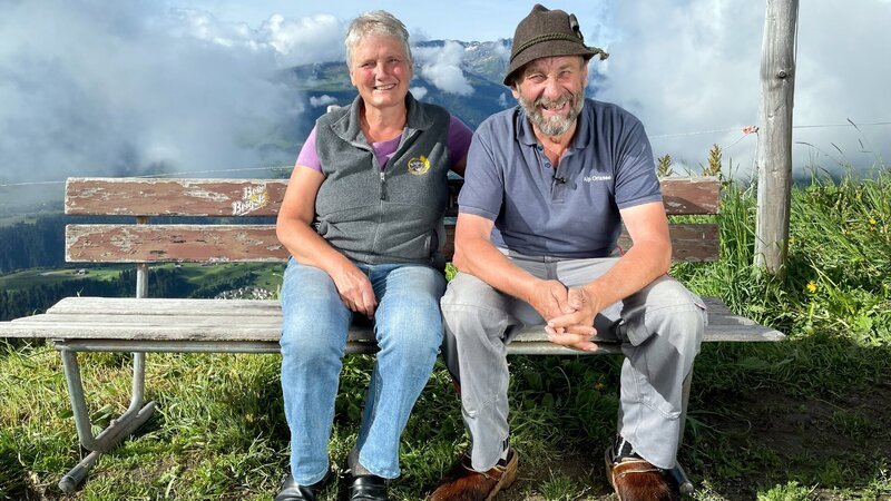 Martina Haller und Viky Würtinger auf der Alp Steessiboden BE (Grindelwald). – Bild: SRF