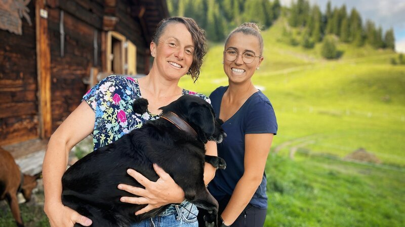 Martina Haller und Viky Würtinger auf der Alp Steessiboden BE (Grindelwald). – Bild: SRF