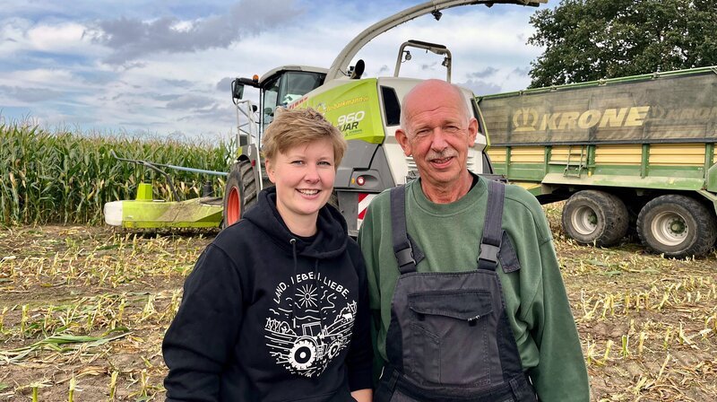 Charlotte mit Vater Andreas bei der Maisernte. – Bild: NDR/Kabuja Charlotte mit Vater Andreas bei der Maisernte. – Bild: NDR/Kabuja