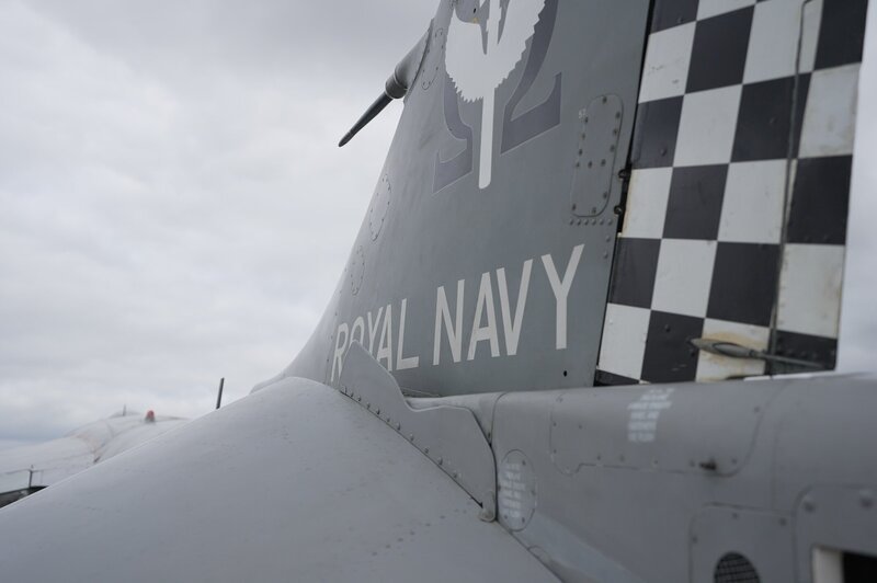 Nahaufnahme des Harrier-Flugzeugs auf dem Rollfeld. – Bild: Tess Benjamin /​ Zinc Media Group