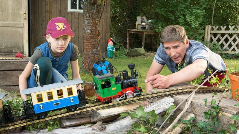 Josy (Svea Derenthal, l.) und Fritz Fuchs (Guido Hammesfahr, r.) teilen ihre Begeisterung für die Technik, das Bauen und Basteln – sehr zum Ärger von Josys Vater. – Bild: Zia Ziarno