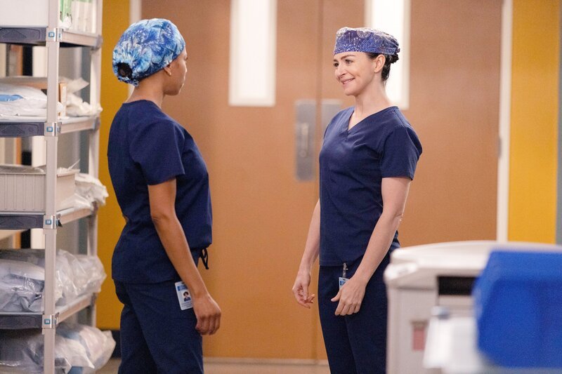 Kelly McCreary (Dr. Maggie Pierce), Caterina Scorsone (Dr. Amelia Shepherd). – Bild: ORF/​Disney/​ABC/​Liliane Lathan