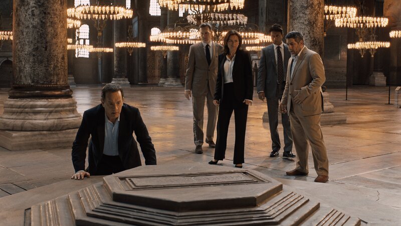 Tom Hanks (Robert Langdon), Jon Donahue (Richard), Sidse Babett Knudsen (Elizabeth Sinskey), Irrfan Khan (Harry Sims), Mehmet Ergen (Mirsat). – Bild: ORF 1
