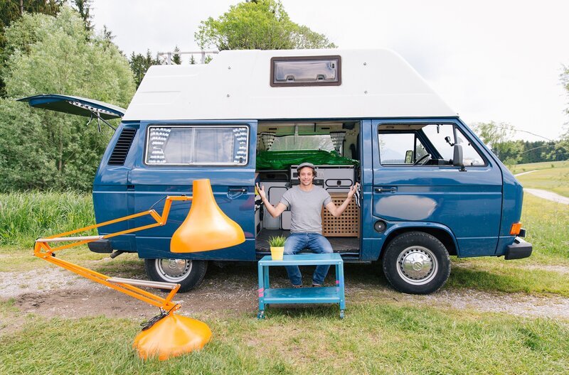 Tobi in seiner Outdoor-Checkerbude – Bild: BR/​Hans-Florian Hopfner