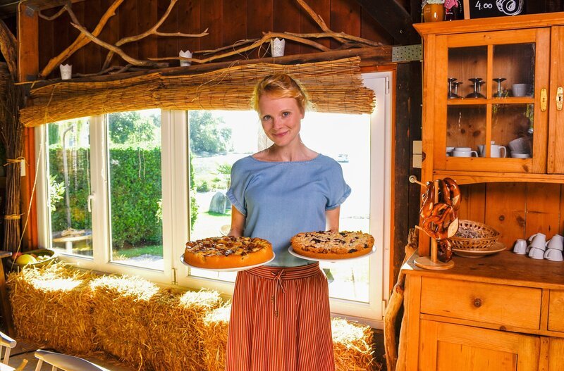 Maria Ansböck (Friederike Ott) will mit ihrem ExFreund nach dessen Banküberfall nichts mehr zu tun haben. Sie hat sich eine neue Existenz mit einem Restaurant aufgebaut. – Bild: ORF/​Bavaria/​ARD/​SWR/​Laurent Trümper