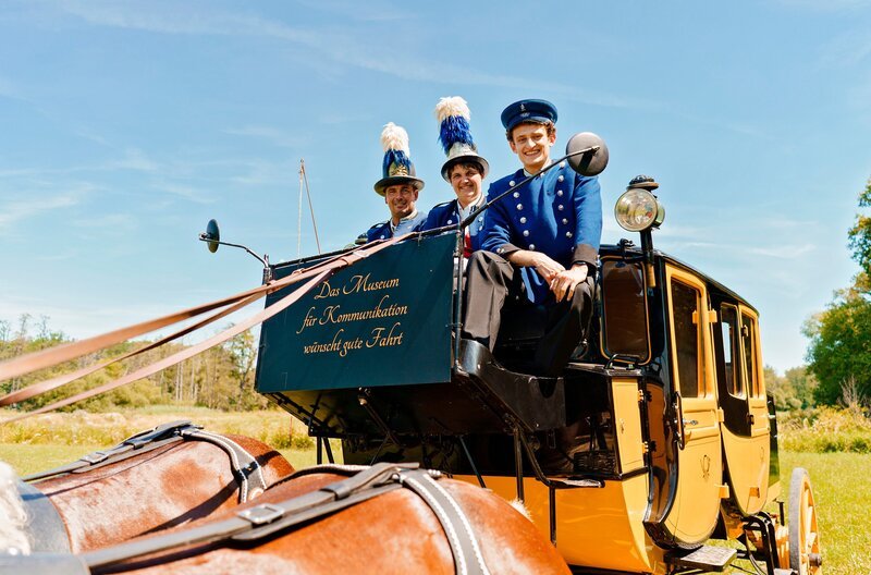 Mit den Postillonen Herbert und Steffi fährt Julian mit der historischen Postkutsche durchs Nürnberger Land. – Bild: BR/​megaherz gmbh/​Hans-Florian Hopfner