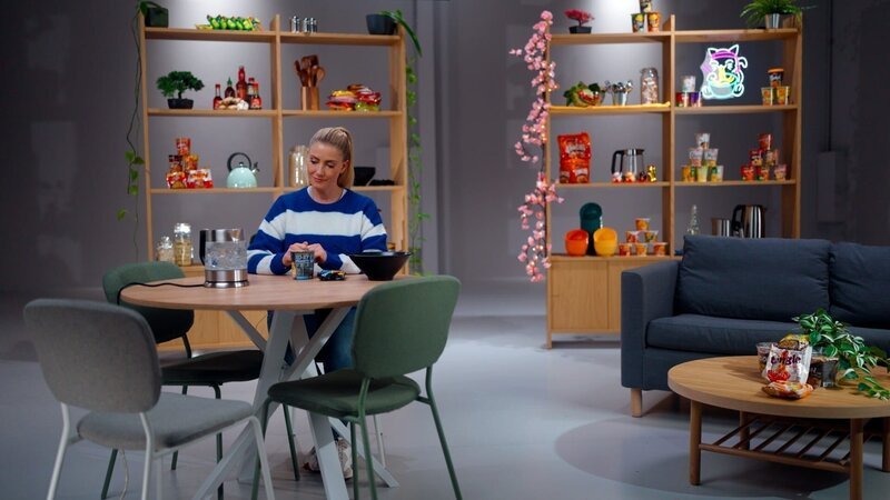 Pia Osterhaus bereitet im Studio einen Becher Instantnudeln zu. – Bild: ZDF