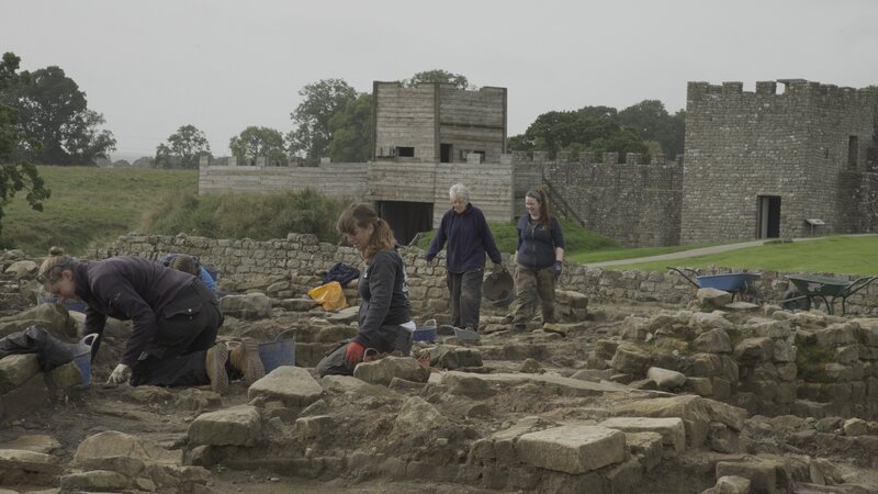 Die Archäologen Penny Trichler, Marta Alberti, Bridget Watson und Bethany Hughes arbeiten an Ausgrabungen im römischen Kastell Vindolanda in Hexham, England. – Bild: National Geographic
