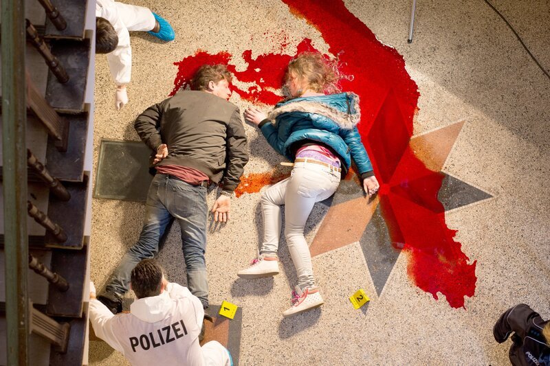 „The Team“, „(2).“ Poquelin arbeitet an einem Buch über Loukauskis’ kriminelle Geschäfte. Die drei ermordeten Prostituierten hatten Loukauskis belastet. Eine der drei, Maria, war die Tochter der berühmten Sängerin Iris Gabler. Marias Zuhälter gerät unter Mordverdacht. Bei der belgischen Polizei verschwinden Akten über Loukauskis. Die Untersuchungsrichterin versucht sich umzubringen. Der Zuhälter wird erschossen bevor das Team ihn findet. Die Spur führt auch hier zu Loukauskis. Ein verdeckter Ermittler in dessen Umgebung vermutet ein Komplott gegen den Milliardär. Als Jackie einem entscheidenden Hinweis nachgeht gerät sie in eine tödliche Falle. – Bild: ORF/​Networkmovie/​Frederic Batier