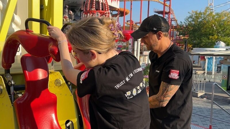 Lena überprüft, ob alle Sessel schließen. – Bild: ORF