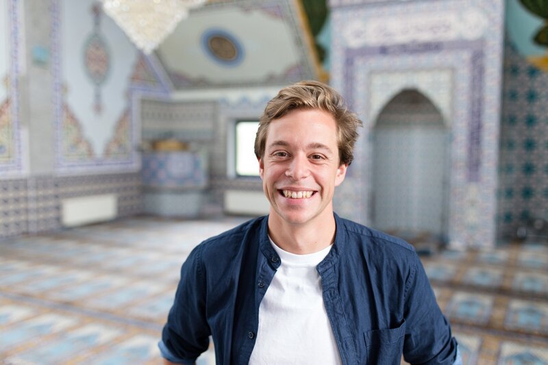 Checker Tobi in einer Moschee in Wülfrath. – Bild: BR/​megaherz gmbh/​Hans-Florian Hopfner