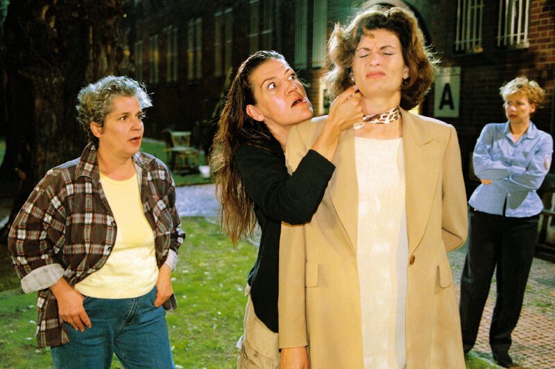 Uschi (Barbara Freier, li.) und Silke (Judith v. Radetzky, re.) sehen zu, wie Walter (Katy Karrenbauer, 2.v.li.) versucht, Evelyn (Franziska Matthus) als Geisel zu nehmen. – Bild: RTL Deutschland