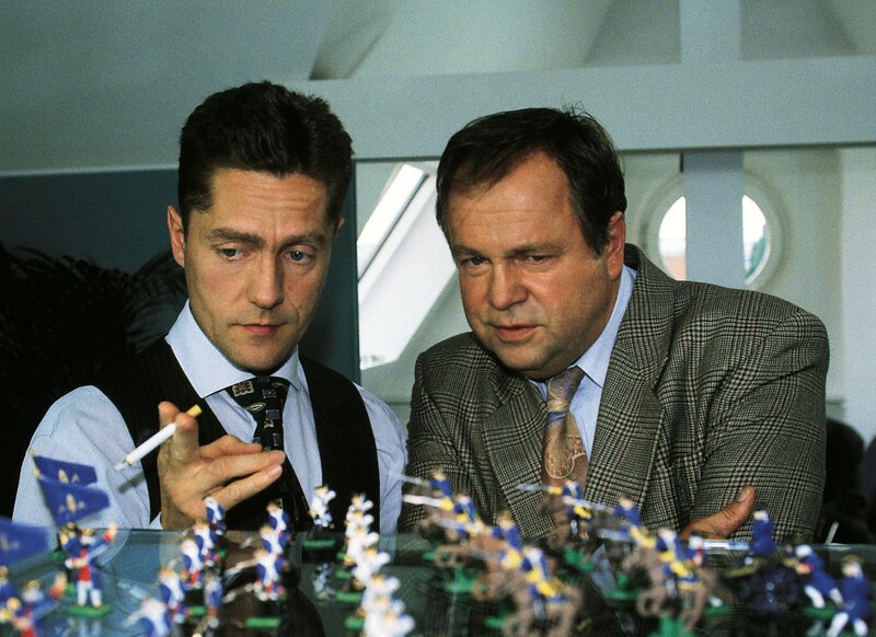 Kriminalhauptkommissar Stefan Kehler (Wolfgang Bathke, re.) möchte von Dr. Schäfer (Udo Schenk) etwas über Sabine Bilker erfahren, doch der Arzt hat Schweigepflicht. – Bild: RTL Deutschland