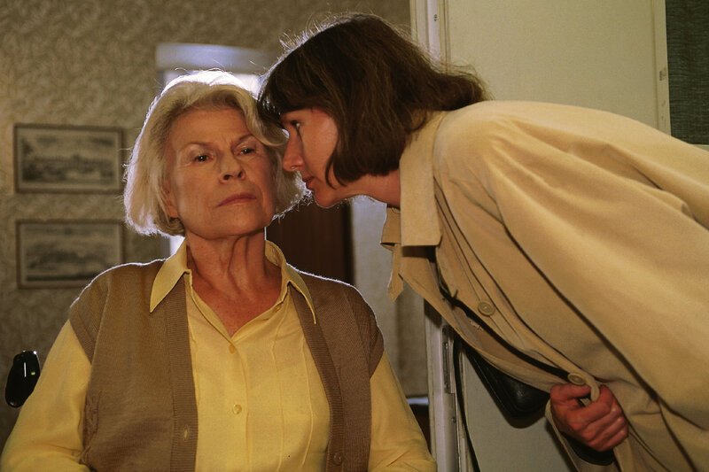 Nach einem Treffen mit Zöllner hat Jutta (Claudia Loerding, re.) versucht sich in die Wohnung zu mogeln, aber ihre Mutter (Hannelore Minkus) erwartet Rechenschaft. – Bild: RTL Deutschland