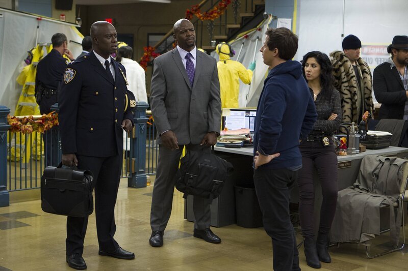 (v.l.n.r.) Captain Ray Holt (Andre Braugher); Terry Jeffords (Terry Crews); Jake Peralta (Andy Samberg); Rosa Diaz (Stephanie Beatriz) – Bild: UNIVERSAL TELEVISION LLC
