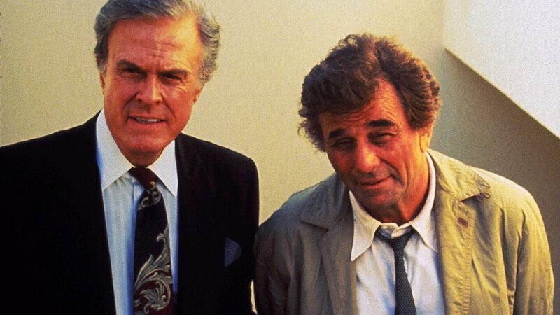 Columbo (Peter Falk) befragt Justins Vater (Robert Culp) zu dessen letzten Treffen mit Professor Rusk. – Bild: TVNOW