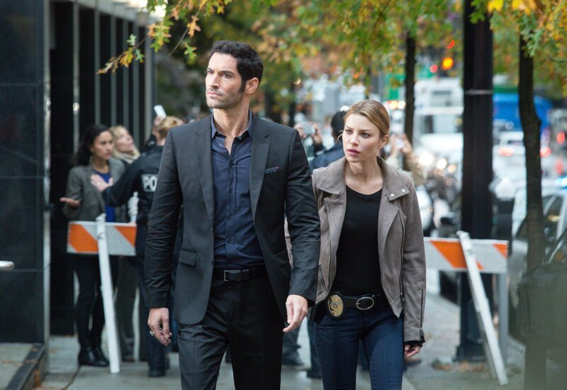 Lucifer (Tom Ellis, l.) und Chloe (Lauren German, r.) arbeiten mit Linda zusammen, nachdem ein Therapeut ermordet wurde und all seine Patienten Tatverdächtige sind. Und ganz nebenbei hofft Lucifer darauf, dass Linda sein Gefühlschaos aufräumen kann, in dem sie Chloe therapiert … – Bild: RTL