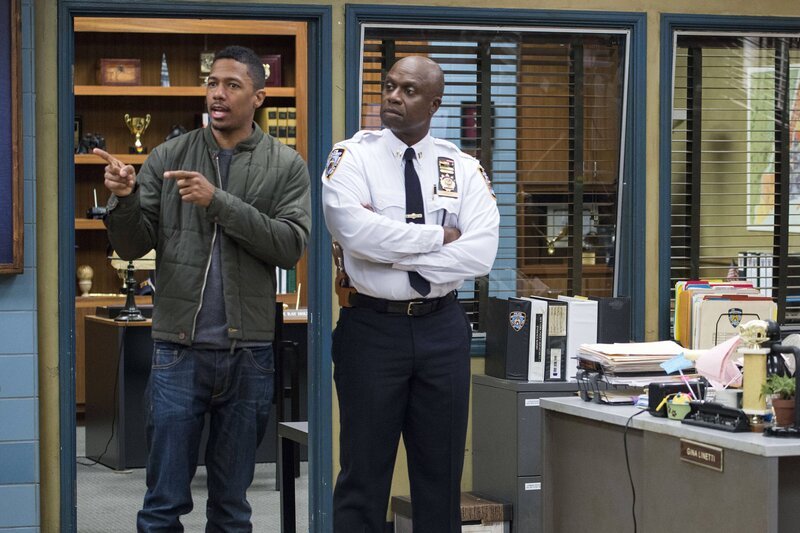 „Brooklyn Nine-Nine“, „Das werden Obser-Ferien.“ Jake und Charles führen eine Observierung durch, die sich über die Dauer von acht Tagen erstrecken soll. Üblich ist eigentlich die Hälfte der Zeit, weil danach der Lagerkoller einsetzt, doch würde das den Erfolg der Mission beeinträchtigen. Am Beginn läuft zwischen den beiden Freunden alles rund. Bald aber wächst die Verbotsliste an und die Anspannung zwischen ihnen steigt ins Unermessliche. Im Revier bekommt derweil Captain Holt Besuch von seinem attraktiven Neffen Marcus. Rosa ist sogleich hin und weg! – Bild: UNIVERSAL TELEVISION LLC
