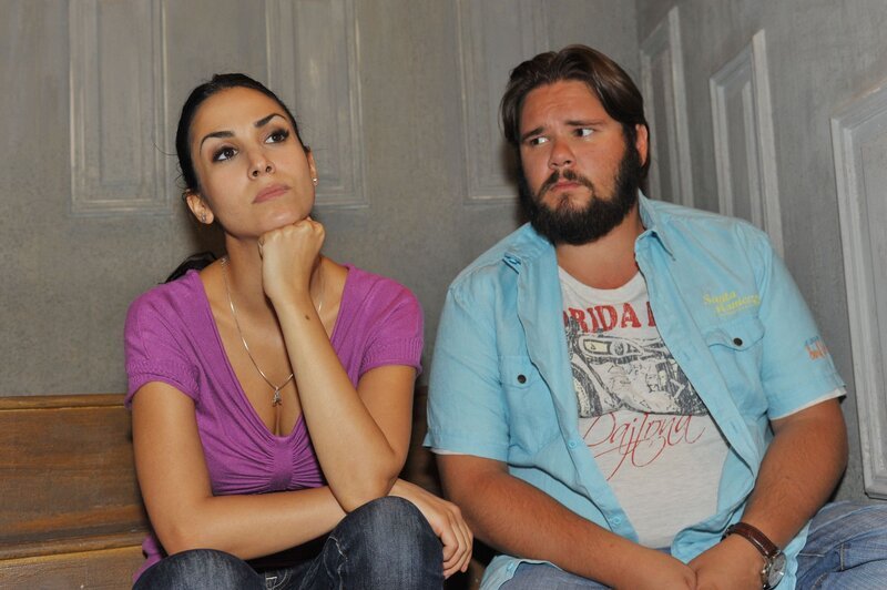 Ayla (Sila Sahin) und Max (Thomas Drechsel) überlegen, wie sie Philip helfen können. – Bild: RTL