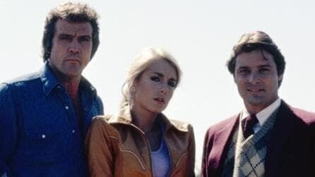 Eigentlich ist Colt Seavers (Lee Majors) Hollywood-Suntman, doch um finanziell besser über die Runden zu kommen, hat er sich ein zweites Standbein als Kopfgeldjäger aufgebaut und ist nach Feierabend den Verbrechern Kaliforniens auf der Spur. Seine Stuntman-Fähigkeiten kommen ihm während seiner spannenden und oftmals gefährlichen Einsätze natürlich zugute. – Bild: RTL NITRO