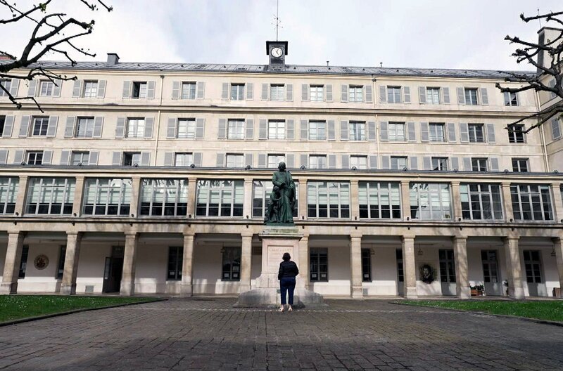 Im Innenhof des Staatlichen Pariser Instituts für junge Gehörlose steht die Statue seines Gründers, des Abbé de l’Épée. Der philanthropische Geistliche gründete die weltweit erste Gehörlosenschule. – Bild: Elephant Doc
