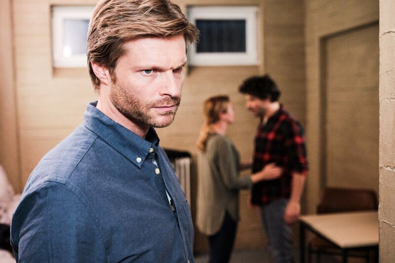 Robert (Felix Maximilian, l.) trifft die Erkenntnis, dass Kathi (Mandy Neidig) und Manuel (Daniel Sellier) wieder ein Paar sind. – Bild: RTL /​ Stefan Behrens